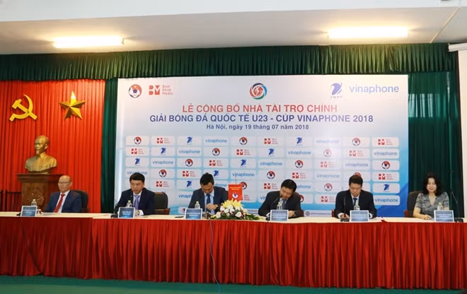 Đúng 10h30 buổi họp báo chính thức bắt đầu với sự có mặt của Phó Chủ tịch VFF Trần Quốc Tuấn, Tổng thư ký VFF Lê Hoài Anh, HLV đội tuyển U23 Việt Nam Pak Hang-seo, một số cầu thủ tuyển U23 Việt Nam....