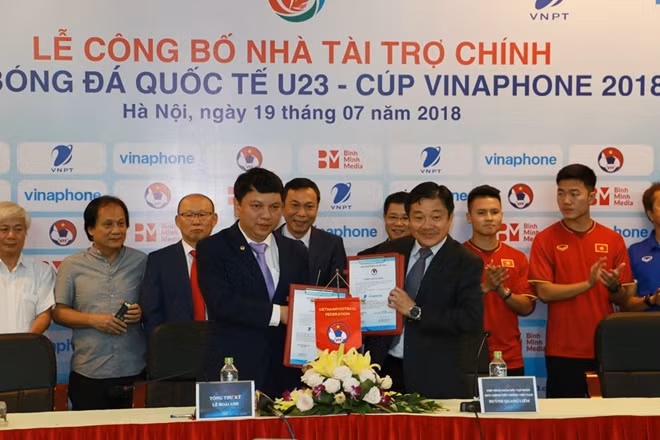 Lễ ký chứng thư xác nhận danh vị nhà tài trợ chính thức giữa VFF và VNPT.