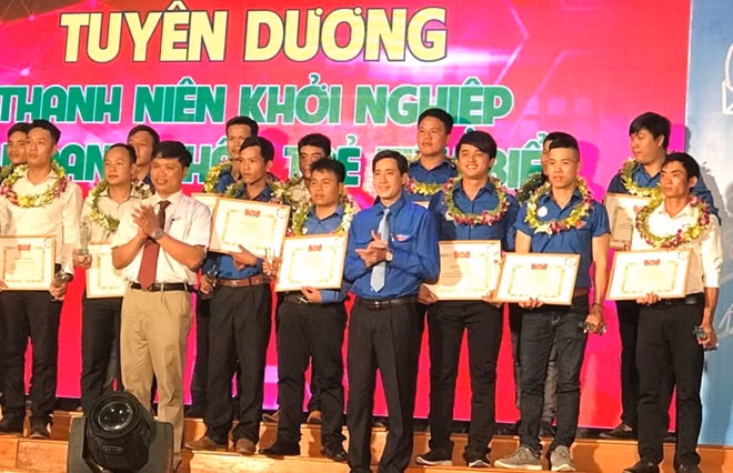Huỳnh Văn Khanh (hàng đầu, từ phải sang) nhận giấy khen và Kỷ niệm chương Thanh niên khởi nghiệp tiêu biểu năm 2018.