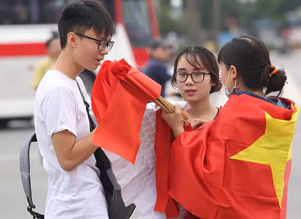 Các CĐV Việt Nam đang đổ về sân Mỹ Đình. Ảnh: VNE.