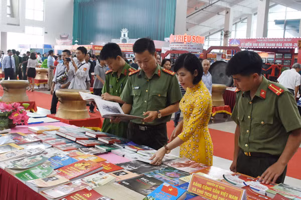 Triển lãm thu hút đông đảo nhân dân và du khách đến tham quan. Triển lãm thu hút đông đảo nhân dân và du khách đến tham quan.