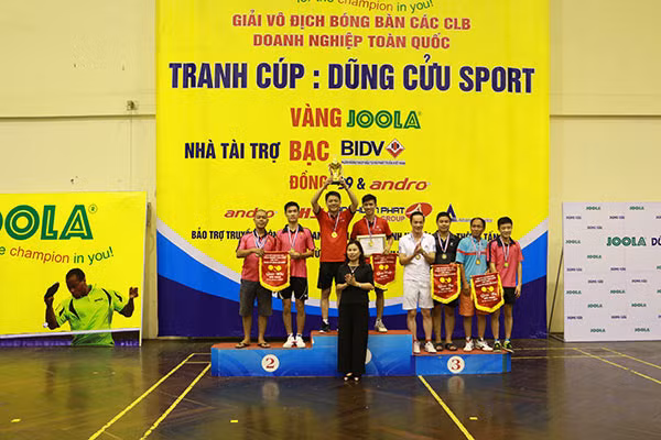 Trao giải huy chương đồng đôi nam cấp lãnh đạo CLB Báo CAND