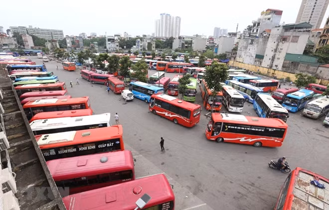 Giá xăng tăng, ngành vận tải “kêu khó”.