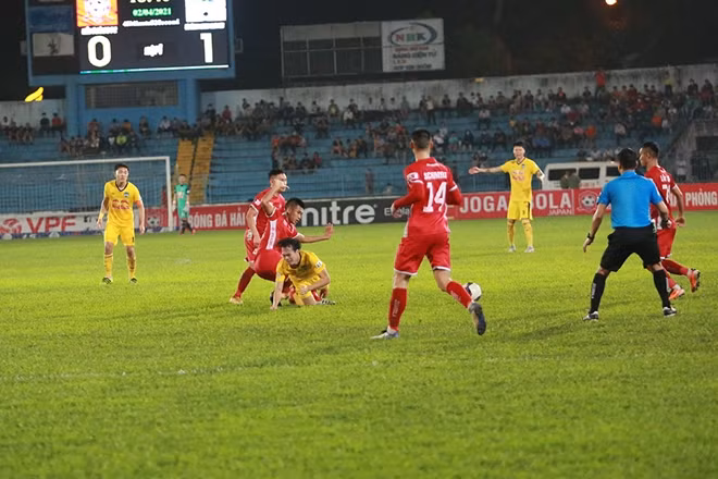 Những phút sau đó số 9 của đội khách tiếp tục có nhiều pha "nhảy múa" dù bị hậu vệ chủ nhà vây ráp rất chặt.