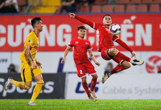 ... tuy nhiên khi các vị khách đang chơi tập trung thì việc tìm đường vào mảnh lưới HAGL trở nên "bất khả thi" với các chân sút áo đỏ.