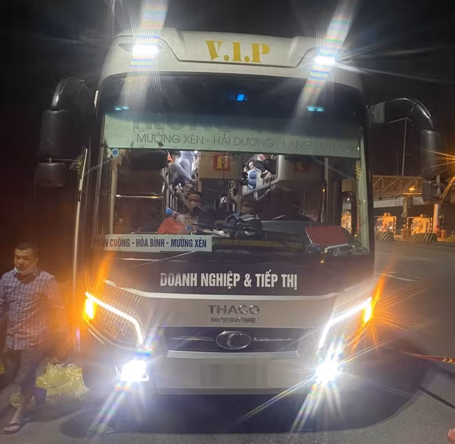 Phương tiện nhồi nhét khách bị CSGT xử lý.