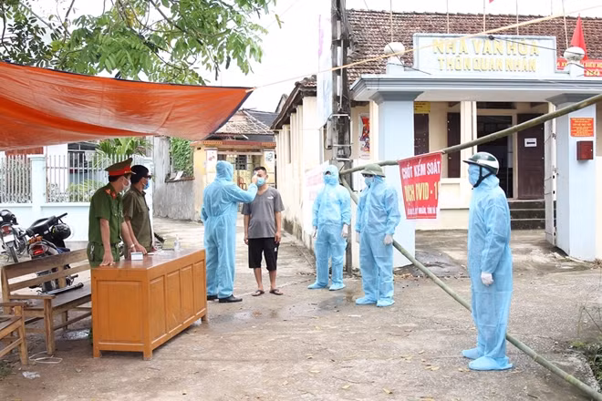 Công an tỉnh Hà Nam phối hợp với các lực lượng chức năng bảo đảm ANTT, phòng chống dịch COVID-19 tại thôn Quan Nhân, xã Đạo Lý, huyện Lý Nhân, tỉnh Hà Nam.