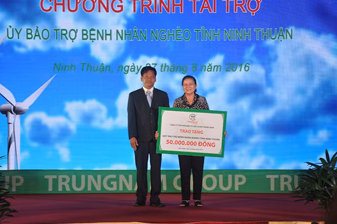 Đại diện Trungnam Group tặng 150 triệu đồng cho các gia đình chính sách khó khăn và Quỹ Bảo trợ bệnh nhân nghèo tình Ninh Thuận.
