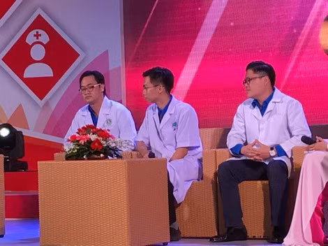 Tiến sĩ, bác sĩ Phan Minh Hoàng (ngoài cùng bên trái) và bác sĩ Nguyễn Hà Phương (giữa) giao lưu với khán giả.