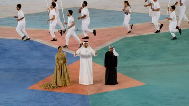 3 ca sỹ nổi tiếng nhất UAE là Hussain Al Jassmi, Eida Al Menhali và Balqees Ahmed Fathi trình bày ca khúc Zanaha Zayed (bài hát chính thức của Asian Cup 2019). Ảnh: AFC.