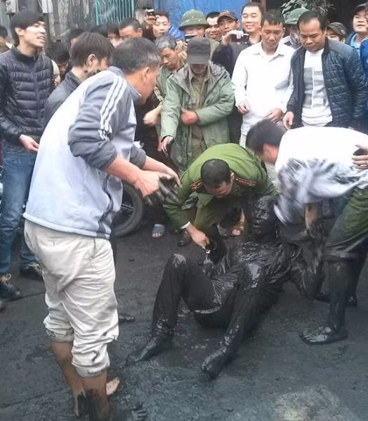 Lực lượng chức năng cùng người dân khống chế một trường hợp bị "ngáo đá" có hành vi mất kiểm soát.