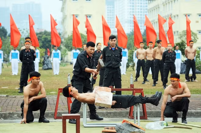 Tiết mục khí công độc đáo của Tiểu đoàn CSĐN số 1.