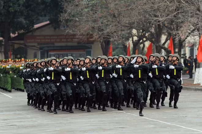 Màn điều lệnh đội ngũ đẹp mắt của lực lượng CSĐN.