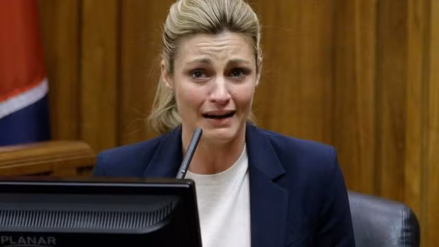 Nữ phóng viên Erin Andrews bật khóc tại tòa. Nữ phóng viên Erin Andrews bật khóc tại tòa.