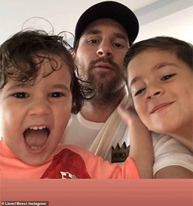 Messi đăng tải một tấm ảnh cho thấy anh quyết định ở nhà cùng gia đình chứ không tới lễ trao giải.
