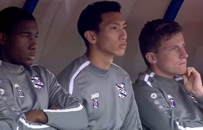 Văn Hậu gần như thường xuyên phải ngồi ghế dự bị. Ảnh: Heerenveen SC.