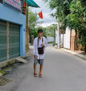 Ông sống trong cảnh nghèo khó, phải đi bán vé số kiếm sống.