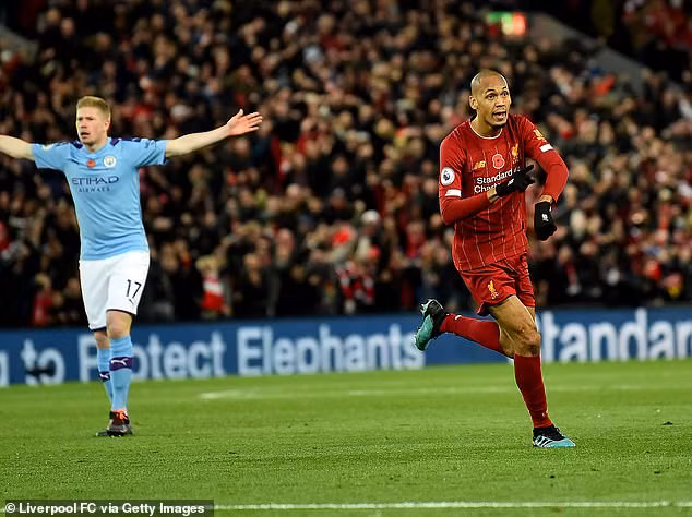 Cầu thủ ManCity phản đối quyết định công nhận bàn thắng cho Liverpool.