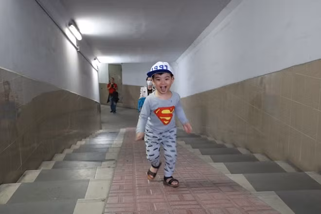 Với cư dân Ngã Tư Sở và khu vực lân cận, hầm đi bộ thật giống như công viên.