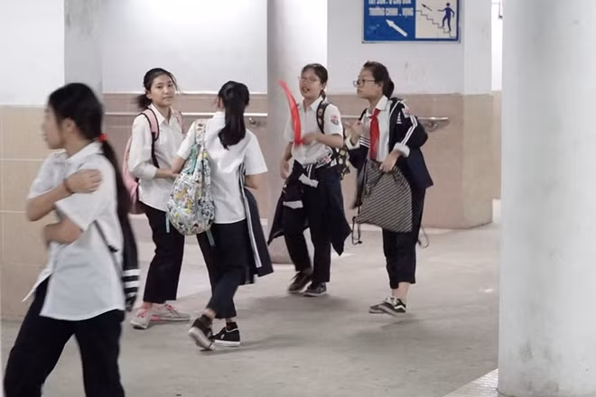 Một nơi vui chơi cho các em nhỏ sau giờ tan trường. Tại nơi đây, các em tránh được nguy cơ tai nạn giao thông, cũng như không bị ảnh hưởng bởi phố xá ồn ào phía trên.