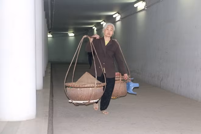 Một gánh hàng rong xuất hiện nơi hầm Ngã Tư Sở.