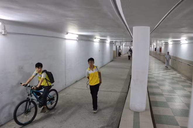 Giữa lòng Hà Nội xô bồ, thật không dễ có một nơi lý tưởng như thế này để trốn cái ồn ào như hầm đi bộ Ngã Tư Sở.