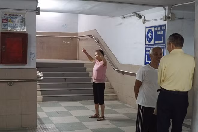 Nơi đây vừa là nơi mọi người tập thể dục, cũng là địa điểm các cụ có những cuộc trò chuyện yên tĩnh tránh xa sự ồn ào của phố xá ở phía trên.