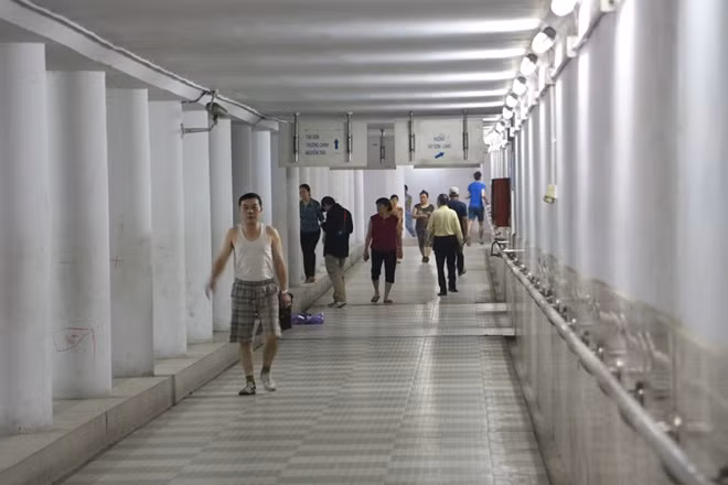Hầm có hai làn đường cho người đi bộ và đi xe đạp.