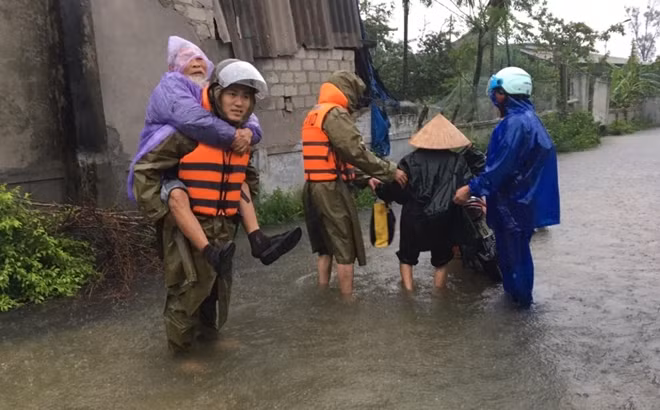 Cán bộ chiến sĩ Công an tỉnh Hà Tĩnh sơ tán người dân vùng ngập lụt đến nơi an toàn. Ảnh: VOV