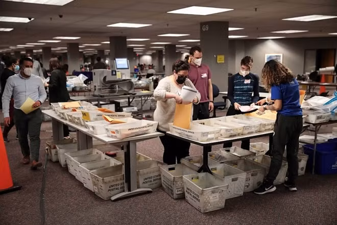 Một điểm kiểm phiếu bầu cử Tổng thống Mỹ năm 2020 tại thành phố Milwaukee, bang Wisconsin. Ảnh: Getty.
