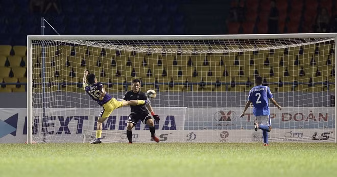 Tuy nhiên sau đó, Hà Nội FC với lực lượng mạnh hơn hẳn bắt đầu tỏ ra vượt trội