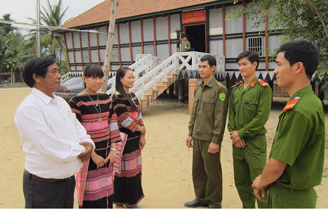 Công an huyện Vĩnh Thạnh nắm tình hình tại cơ sở.