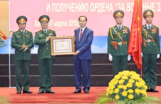 Chủ tịch nước Trần Đại Quang trao Huân chương Quân công hạng Ba tặng Trung tâm Nhiệt đới Việt-Nga. Ảnh: TTXVN
