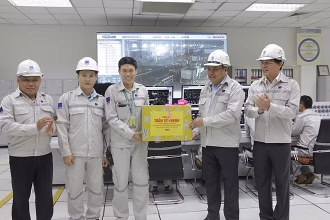 Đồng chí Trần Sỹ Thanh, Ủy viên Trung ương Đảng, Phó Trưởng Ban Kinh tế Trung ương, Bí thư Đảng ủy, Chủ tịch HĐTV PVN đến thăm, làm việc và tặng quà cho CBCNV Nhà máy Đạm Cà Mau