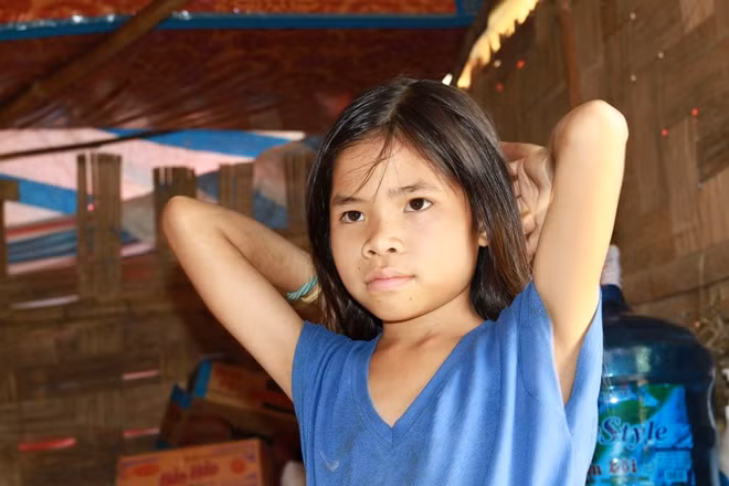 Bé Sa Thị Linh vui mừng vì đã được đến trường cùng bạn bè.