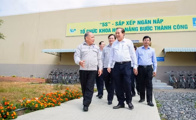 Phó Thủ tướng Chính phủ Trương Hòa Bình (hàng đầu bìa phải) đến thăm đồng thời biểu dương những thành tích mà PVCFC đạt được