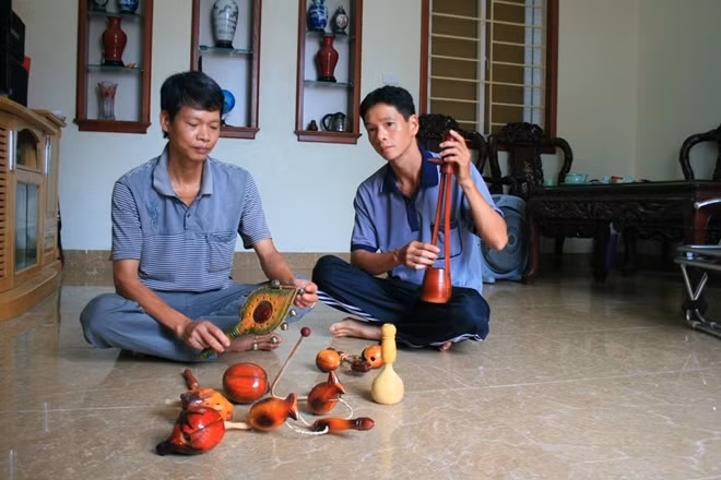Ông Trung và ông Sơn giới thiệu những loại nhạc cụ độc đáo trên thế giới do mình sản xuất.