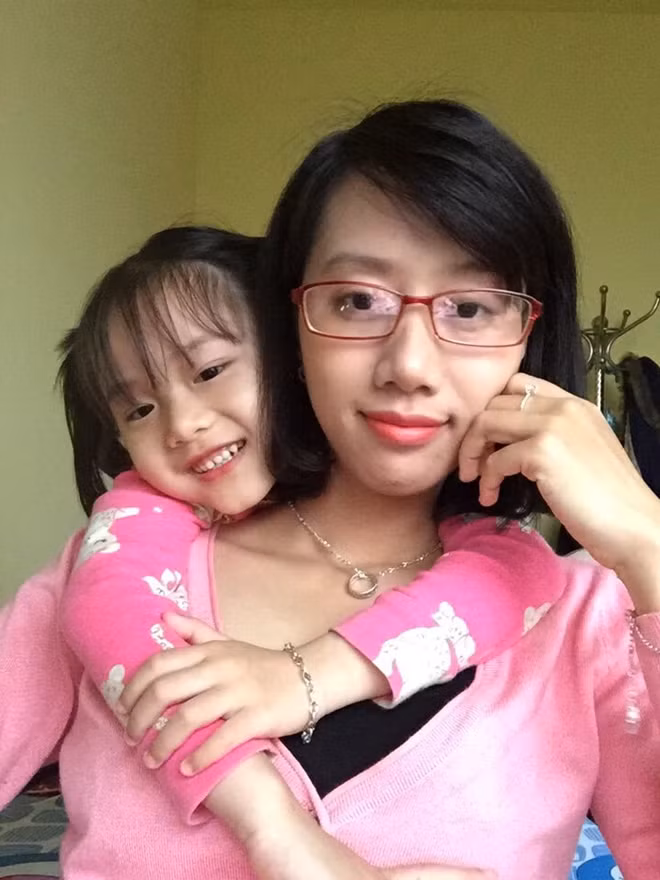 Mẹ luôn là người gắn bó với bé Hải An nhất.