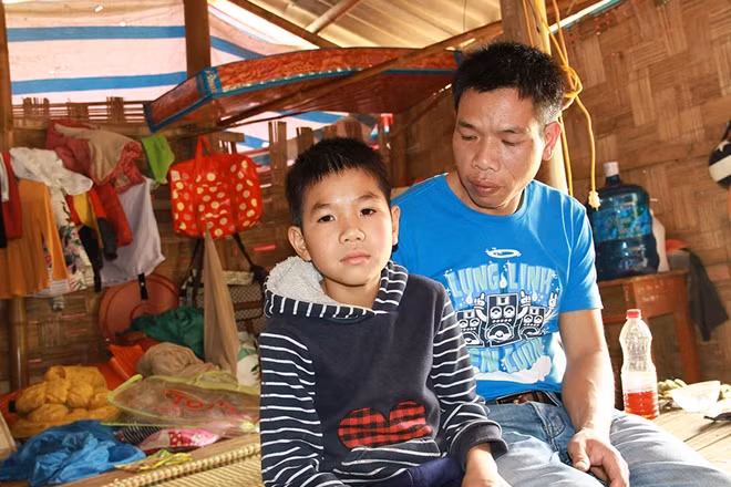 Anh Lực luôn động viên bé Hùng cố gắng chăm sóc các em khi không có bố ở nhà.