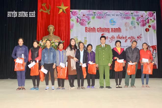 Trung úy Nguyễn Tiến Dũng cùng các ban ngành trao quà Tết cho một số gia đình khó khăn ở Hương Khê, Hà Tĩnh.