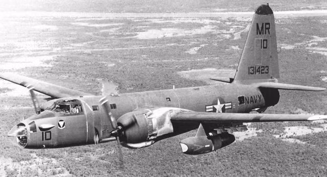 Một chiếc Lockheed OP-2E thu tín hiệu từ “cây nhiệt đới” rồi chuyển về mạng máy tính IBM 360/65 ở Thái Lan.