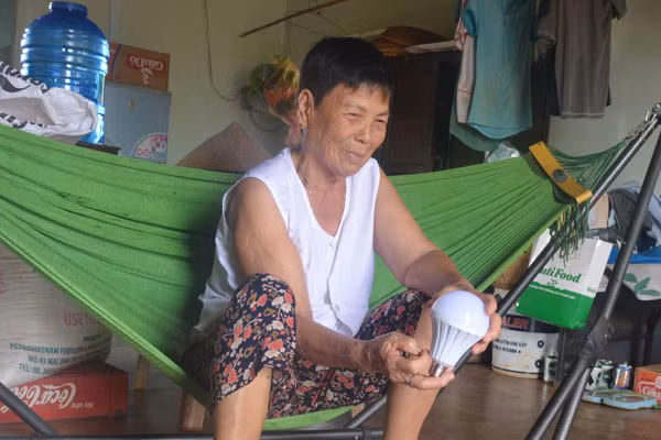 Bà Hiệp với chiếc bóng điện trị giá hơn 2 triệu đồng được các đối tượng dụ dỗ mua lại.