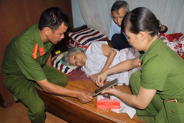 Cán bộ Công an tỉnh Sơn La đến tận nhà làm Chứng minh nhân dân cho người dân bị ốm.