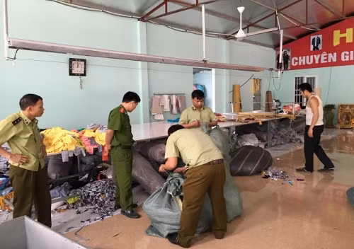 Bắt giữ một cơ sở sản xuất hàng giả.