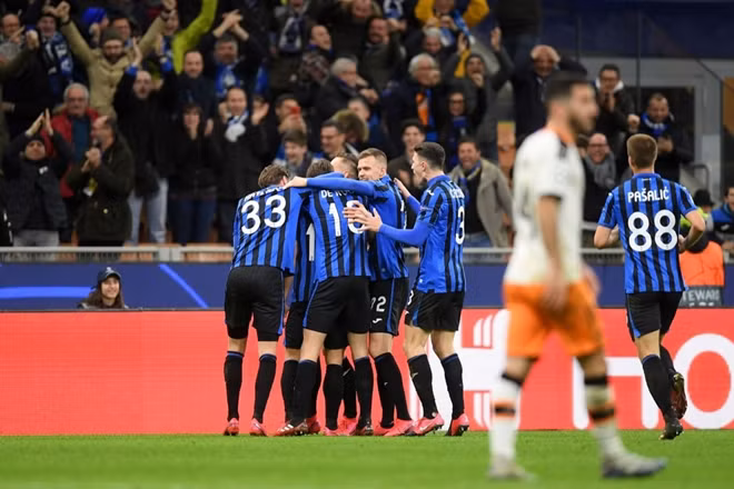 Có 4 CĐV trong trận Atalanta và Valencia đã dương tính với virus Covid-19. Ảnh: Reuters.