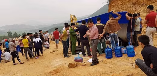Sập mỏ đất, tài xế bị vùi lấp tử vong