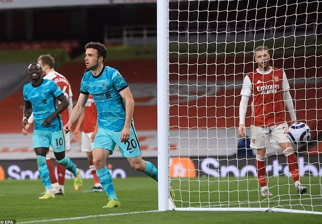 Liên tiếp thủng lưới 2 bàn nhưng Arsenal đã không thể gượng dậy được nữa và chỉ còn biết tiếp tục căng mình ra chống đỡ các đợt hãm thành của Liverpool.
