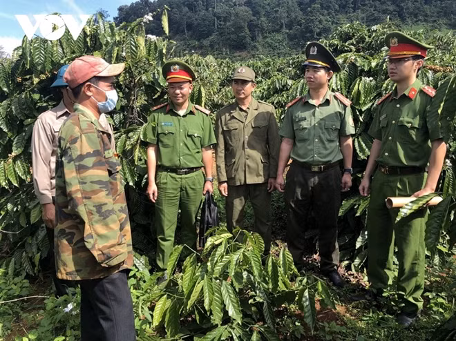 Công an xã ở Đăk Mil, tỉnh Đăk Nông tuyên truyền phòng, chống tội phạm cho người dân.
