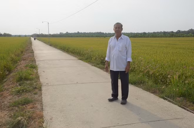 Ông Nguyễn Văn Bỉnh trên con đường được mở từ đất do gia đình ông hiến tặng.