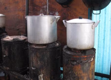 Rất nhiều hàng quán dùng bếp than tổ ong.